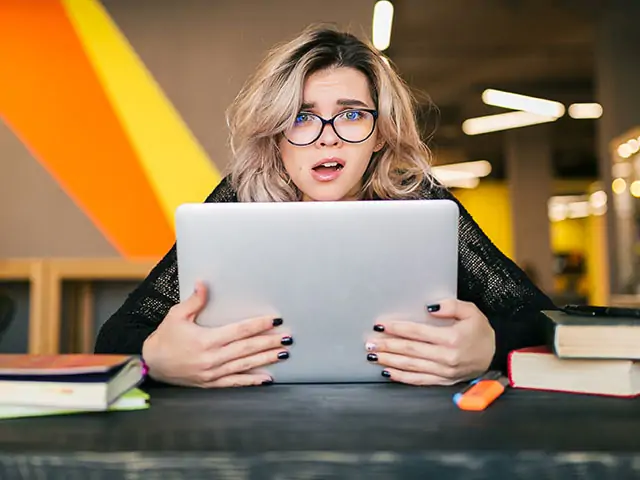 Além da Estética: A Hierarquia de Dados como Antídoto Primário para a Ansiedade Informacional